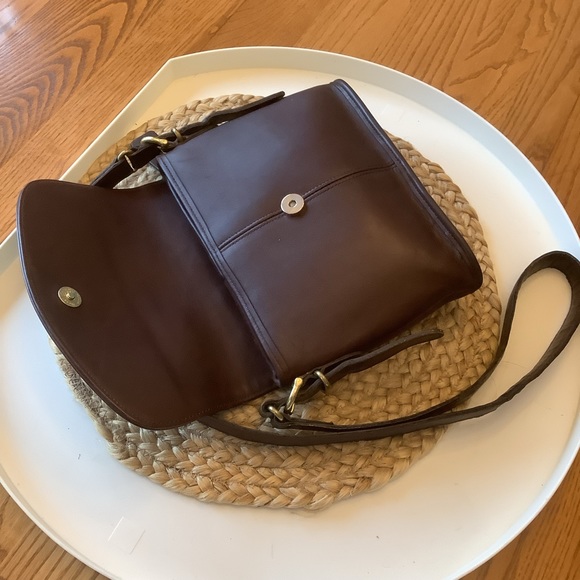 VTG Coach Equestrian Flap Bag Chocolate Brown Leather w Adjustable Buckle Straps - Picture 12 of 17